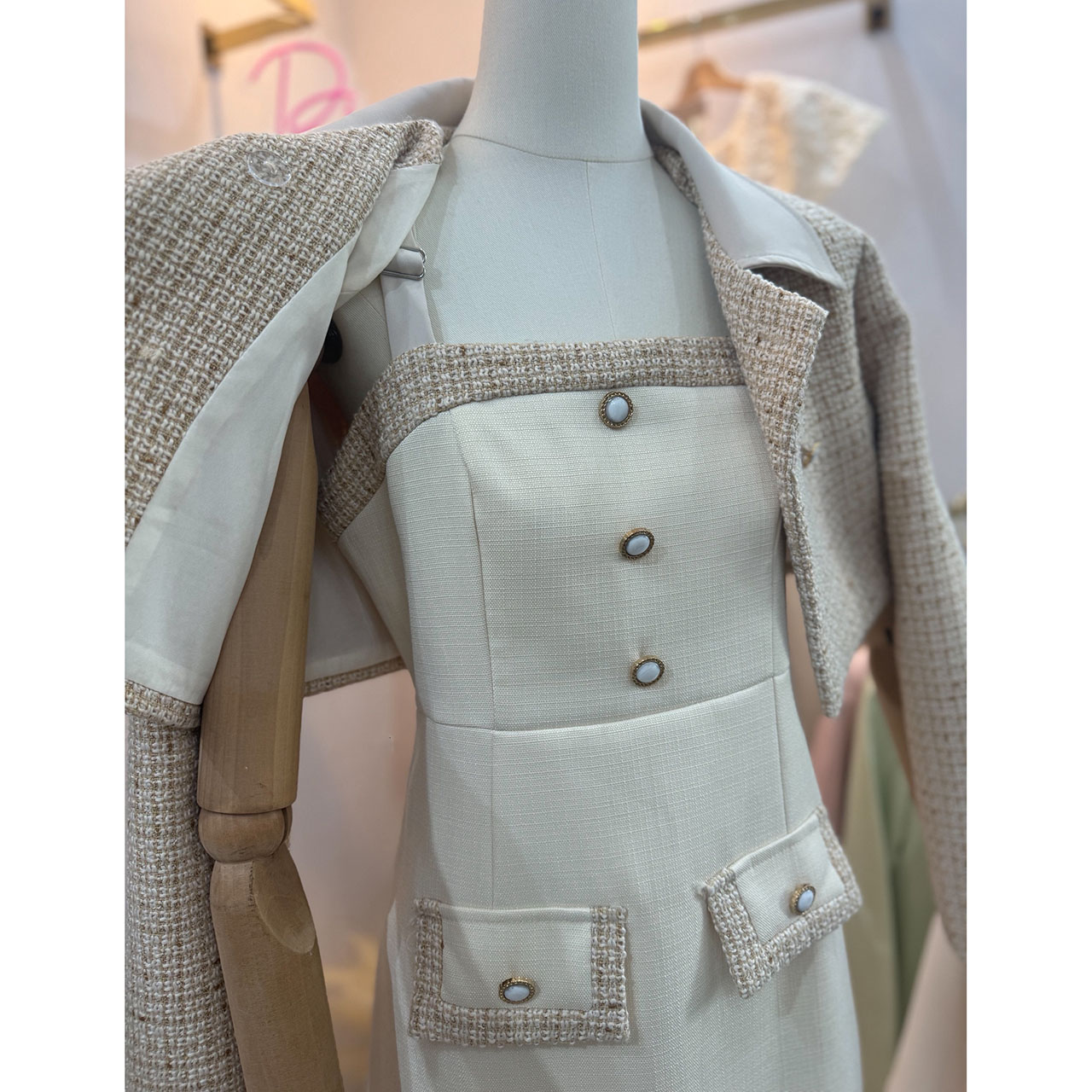 kudapy เซ็ทเดรส+เสื้อครอปสั้น เดรสมีซับในทั้งชุดเดรสใช้ผ้าทวิตญี่ปุ่น ด้านหน้าแต่งกระดุม 3 เม็ดเพิ่มความน่ารัก แต่งกระเป๋าหลอกซ้าย ขวา ซิปหลัง