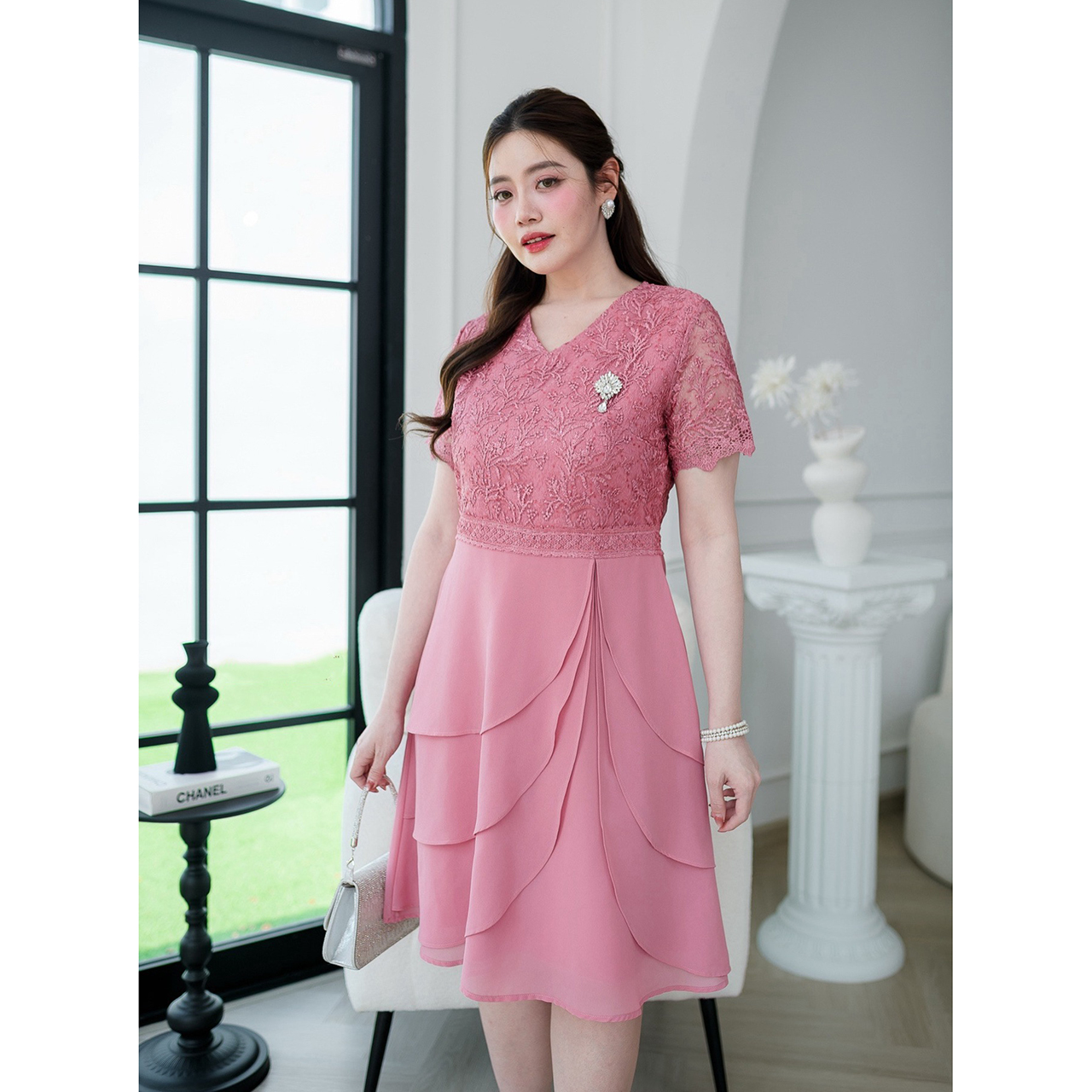 kudapy เดรสกระโปรงเลเยอร์สามชั้น เดรสด้านบนเป็นงานผ้าลูกไม้ใยบวบปักลายแซมเลื่อม กระโปรงผ้าชีฟอง เอวตกแต่งอะไหล่ลูกไม้เป็นเข็มขัดดีเทลสวย