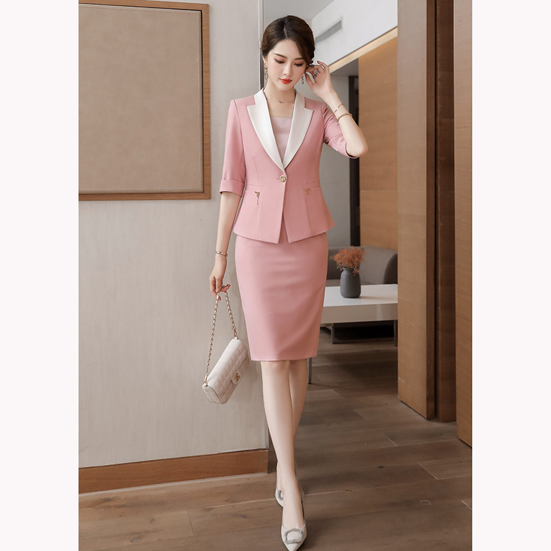 kudapy ชุดสูททำงานผู้หญิงสีดำ/สีชมพู ปกเบจแขนสามส่วนพร้อมกระโปรง จุดเด่นของชุดนี้คือการออกแบบให้กระชับเข้ารูปเป็นแขนสามส่วน