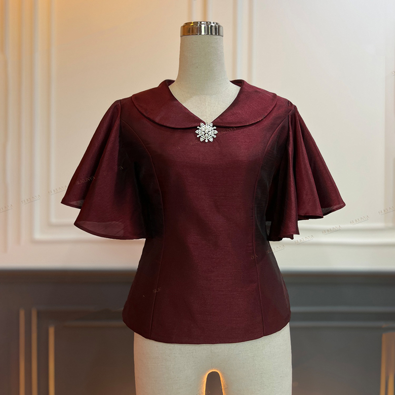 kudapy เสื้อผ้าไหมตะวันเส้นขีดสีเขียว/สีแดงเข้ม/สีทอง ตัวเสื้ออัดกาวมีซับในผ้าCotton แขนทรงพุ่มระบายสายงาม คอวีแบบปก ซิปข้างแบบซ่อน (เฉพาะเสื้อ)