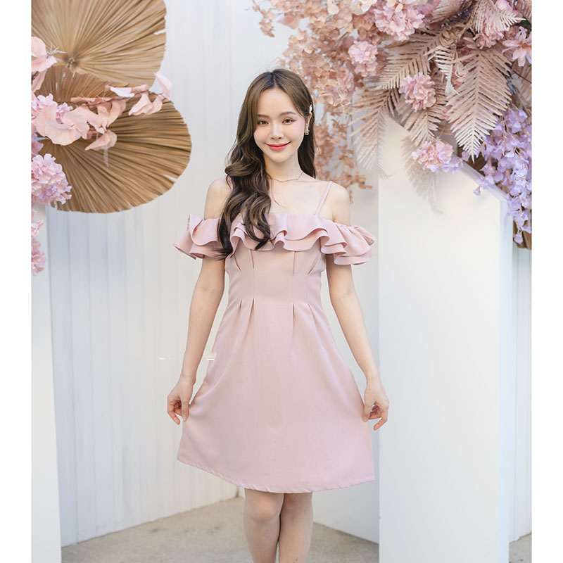 kudapy เดรสสั้นสีครีม/สีกรม/สีชมพู/สีโอวัลติน ช่วงบนเป็นทรงแบบปาดไหล่ อกเย็บเป็นระบายเลเยอร์