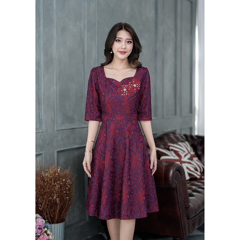 kudapy เดรสสั้นสีกรม/สีดอกแดง ลูกไม้ทูโทน ผ้าสวยงานเนี๊ยบ ผ้าทิ้งตัวสวยดีไซน์แขนศอกทรงใส่ง่ายสุภาพ เอวต่อกระโปรงทรงบานสวิง มีดีเทลตกแต่งลูกไม้ดอกที่อก