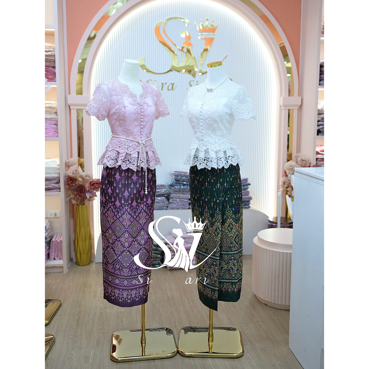 kudapy เสื้อลูกไม้คอหยัก ชายระบายหรูหรา แต่งกระดุมหน้า ชายระบายจับจีบทวิสสุดหรู มีซิปซ่อนหลังแบบถอดได้