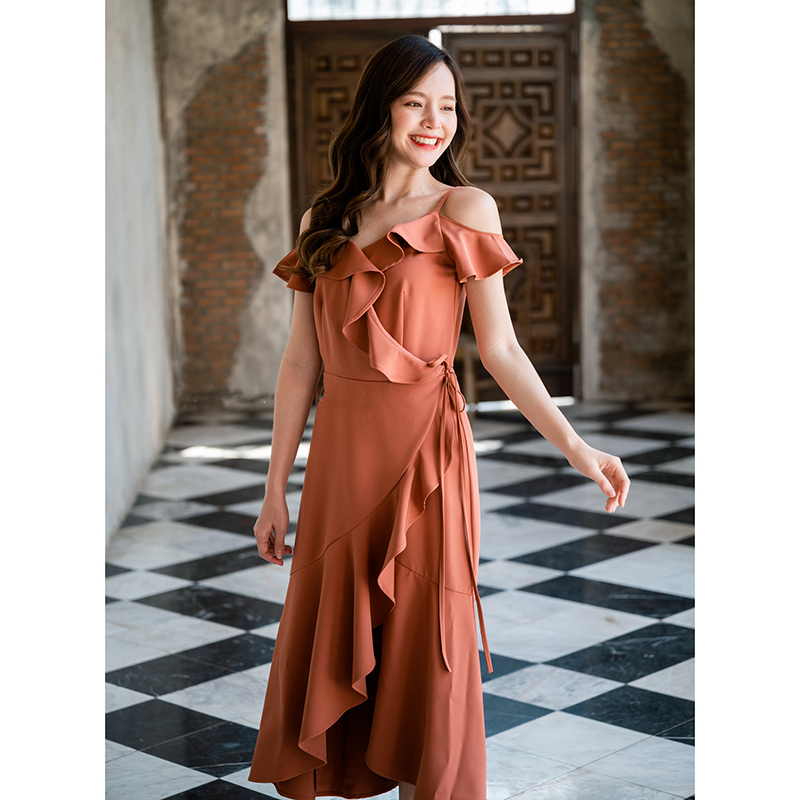 kudapy เดรสยาวสีชมพูกลีบบัว/สีกรม/สีครีม/สีน้ำตาลอมส้ม เป็นแบบเปิดไหล่มีสายเดียว เล่นเลเยอร์ลงมาที่ช่วงกระโปรง