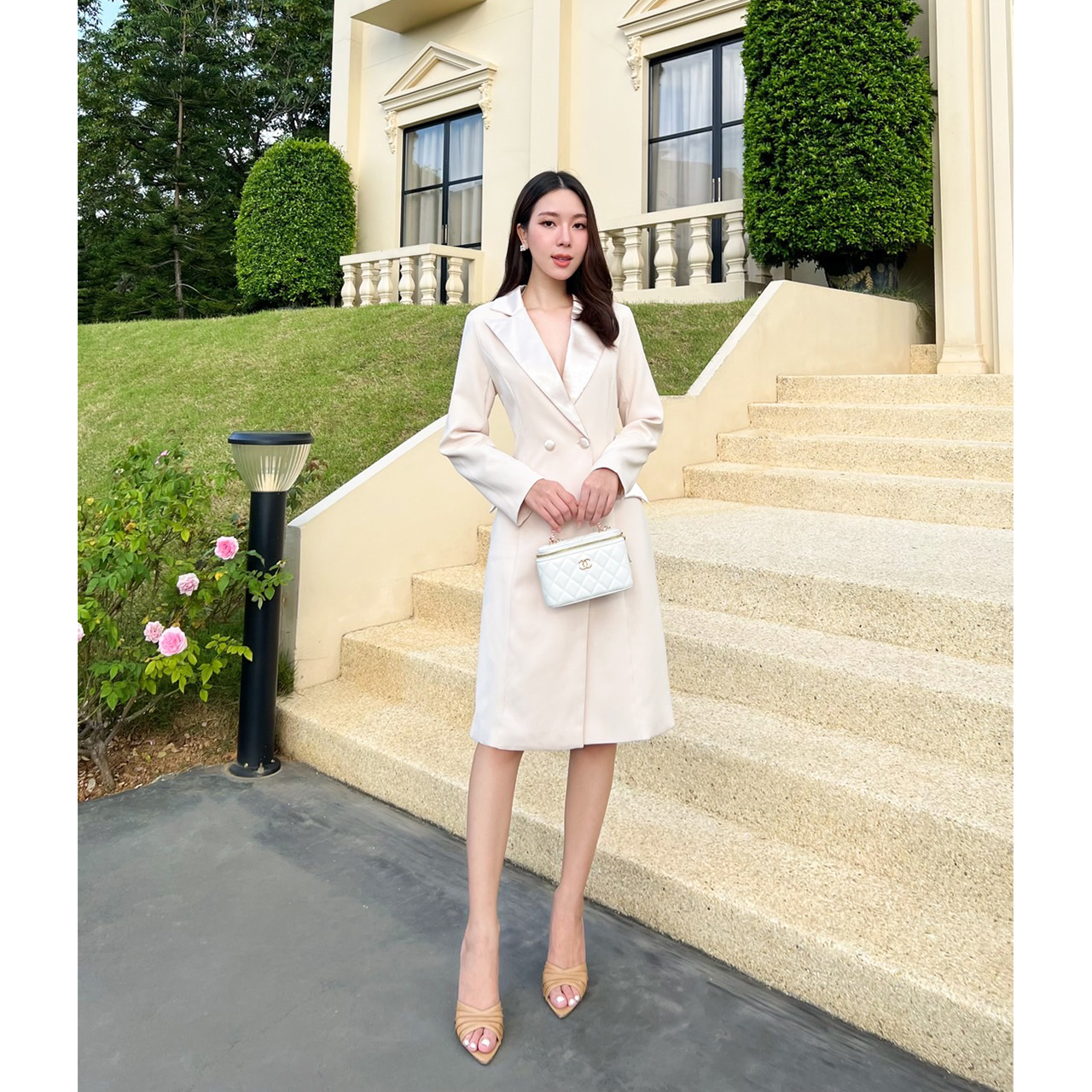 kudapy เดรสสูททรงสอบสีครีม/สีเทา เรียบหรู มีซับในทั้งชุด เป็นเดรสกระดุมหน้า กระเป๋าสามารถใช้งานได้จริง แต่งกระดุม 2 เม็ด