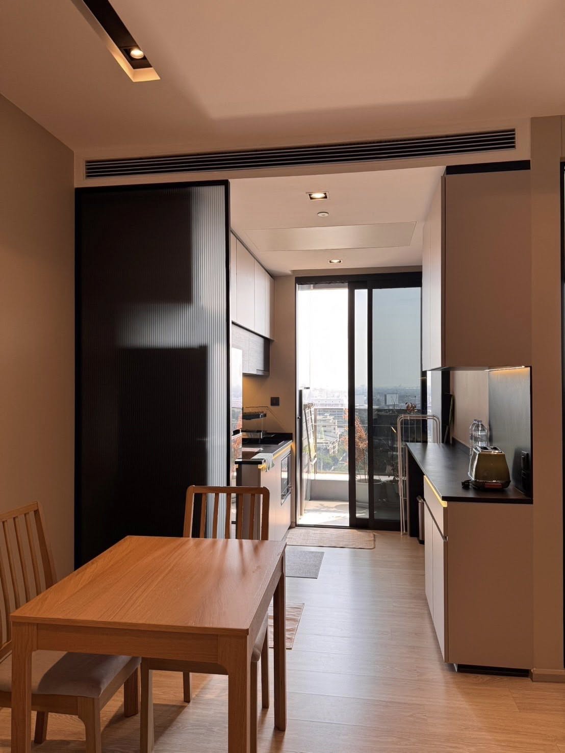 ให้เช่าห้องแบบ 1ห้องนอน 1ห้องน้ำ โซนพื้นที่ BTS ทองหล่อ คอนโด The Room Sukhumvit 38 (The Room สุขุมวิท 38) High Rise ขนาดห้อง 43 ตรม. ชั้น 16