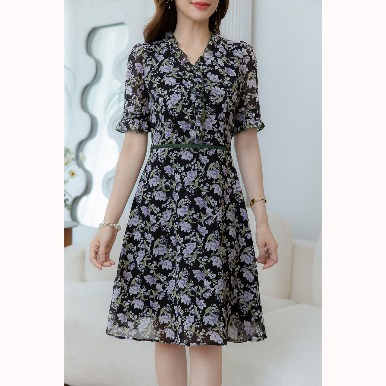 kudapy เดรสสั้นสีเหลือง/สีดำ ผ้าชีฟองลายดอกไม้ มีดีเทลคาดขอบเขียวตัดช่วงเอว แต่งกระดุมช่วงอก จับจีบระบายรอบคอ