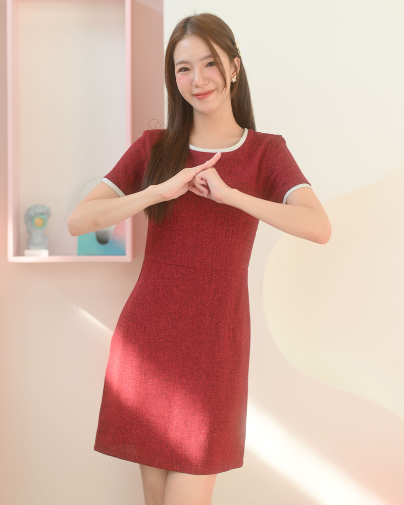 kudapy เดรสแขนสั้นคอกลม เนื้อผ้าทวีดมีกิมมิคลายทอใส่สบายแทบไม่ต้องรีด เพิ่มกิมมิคกุ๊นขอบคอและแขนด้วยผ้าทวีด จับเกล็ดเข้ารูปเอวสวย