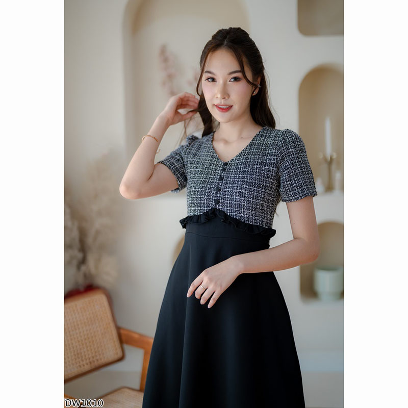 kudapy เดรสสั้นลายสก็อตสีดำ/สีน้ำตาล/สีกรม ผ้าทวิสรูปคอวี ทรงเข้ารูป