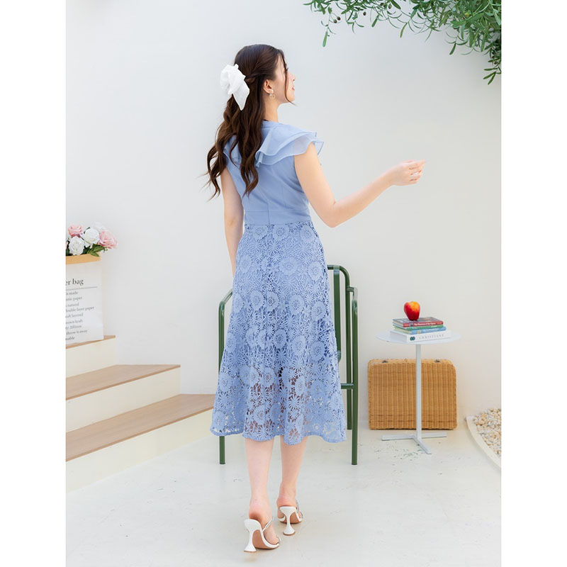 kudapy เดรสยาวสีขาว/สีชมพู/สีฟ้า คอลใหม่คือสวยปังไม่ไหว เป็นทรงกระโปรงพริ้ว แต่งผ้าลายลูกไม้ มีกิมมิคอัดพลีทระบายกลางอก งานซิปซ่อนด้านหลัง