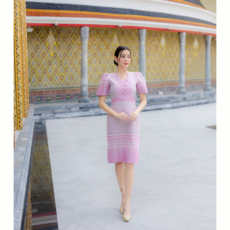 kudapy เดรสสั้นสีกรม/สีชมพู/สีเหลือง ผ้าทอไทยประยุกต์ งดงามแบบฉบับหญิงไทยสมัยใหม่ ดูน่ามอง คอวี ทรงสวย เรียบร้อย สีละมุน