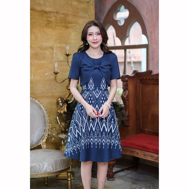 kudapy เดรสลายไทย ดีเทลแต่งโบว์ที่อกงาน เนื้อผ้าทอผสมเลียนแบบผ้าไทยแต่ปรับให้ใส่สบายเนื้อผ้าจะเบาไม่ร้อน