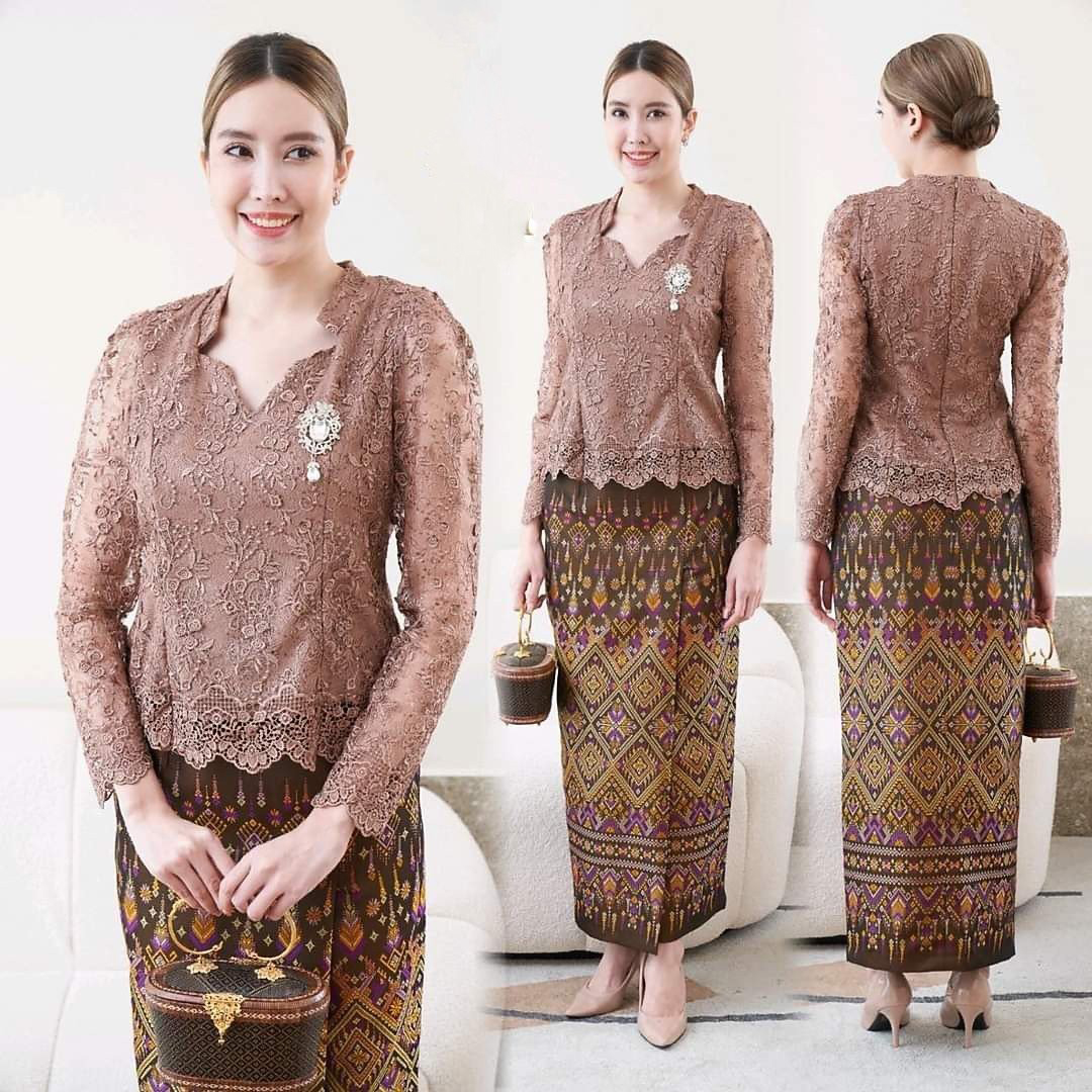 kudapy เซ็ตเสื้อลูกไม้ใยบวบสีน้ำตาล คอแต่งดาวสามแฉก แขนยาว + ผ้าถุงทอลายสีโทนน้ำตาลม่วง ผ้าถุงเย็บสำเร็จเก็บทรงสวยมากค่ะ