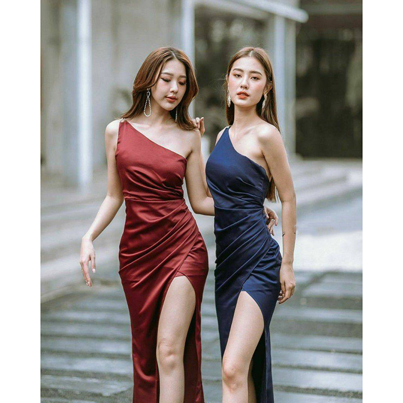 kudapy เดรสยาวสีแดง/สีกรม/สีชาไทย ไหล่เดียว แต่งเพชรสายคู่คาดหลัง ชุดราตรีออกงาน