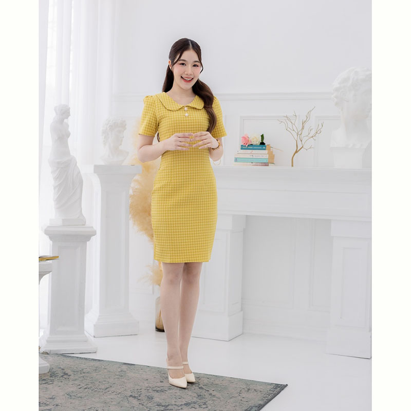 kudapy เดรสสั้นสีชมพู/สีเหลือง/สีม่วง ใส่ทำงานผ้าอัดลาย คอบัว ทรงเข้ารูปแต่งกระดุม สีเรียบใส่ไปงานได้ไม่มีเบื่อ