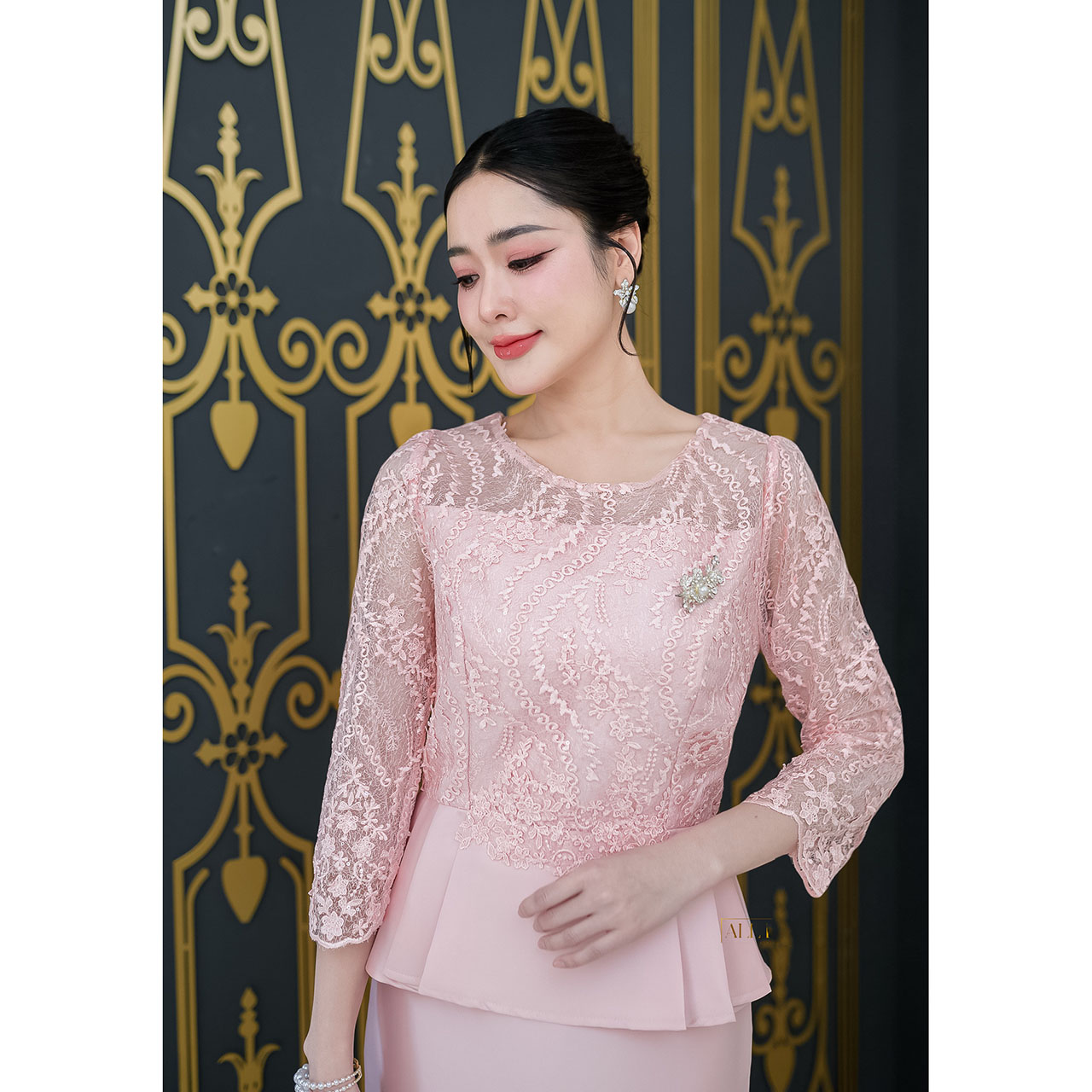 kudapy เดรสสั้นสีชมพูโอรส ผ้าไหม ดีไซน์ด้านบนเป็นลูกไม้ แขนห้าส่วนยาวกำลังดี ช่วงเอวแต่งทวิสระบาย ตกแต่งลูกไม้ด้านหน้าช่วงเอว