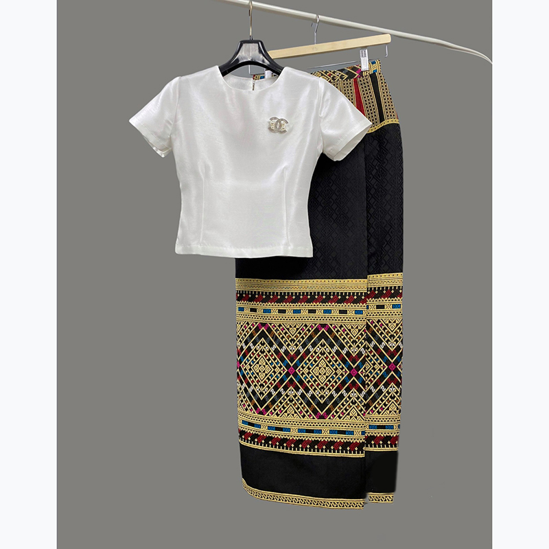 kudapy เซทเสื้อคอกลมแขนสั้นสีขาวมุข+ผ้าทอลายสีดำ งานผ้าไหมญี่ปุ่นอัดกาว ผ้าถุงสำเร็จรูป เกรดพรีเมี่ยมอัดกาว ซิปหลัง