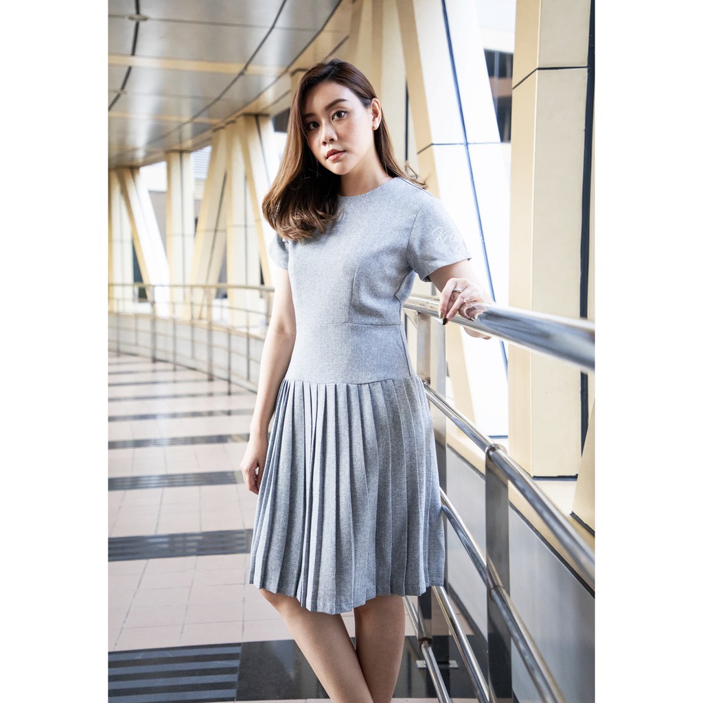 kudapy เดรสสั้นไปงาน สีกรมท่า,สีครีม สีเทา สีเขียว สีเทาเข้ม สีเขียวมิ้นท์ เดรสสั้นคอกลม แขนสั้น ซิบหลัง กระโปรงจับจีบตามแบบ ทรงสวยใส่สบายมากค่ะ