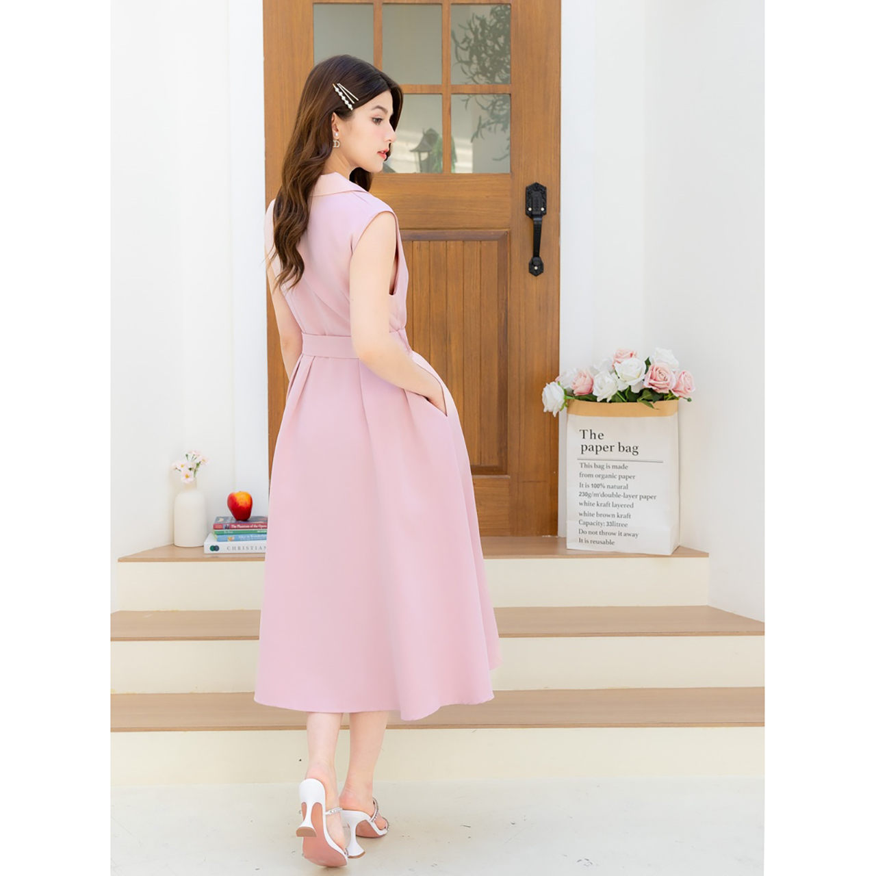 kudapy เดรสสูทยาวแขนกุดผู้ดีอังกฤษยังต้องชิดซ้าย สไตล์เรียบหรู รูปคอวีทรงปก