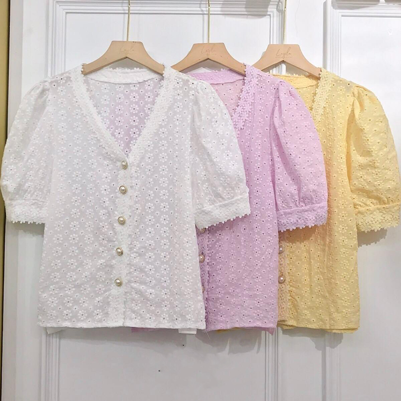 kudapy เสื้อคอตตอนฉลุลายสีขาว,สีเหลือง ดอกเนื้อดี ทรงหวานๆ แต่งคอลูกไม้ กระดุมมุกมีความหรูหรา งานน่ารักมากๆ สาวๆหาเสื้อใส่ทำงาน