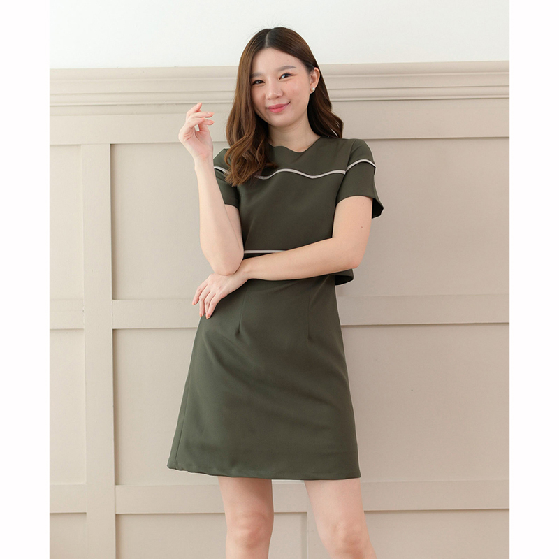 kudapy เดรสสั้นสีเขียวทหาร/สีครีมเข้ม ทรงเอ ดีไซน์น่ารัก ตัดต่อเหมือนใส่แยกชิ้น จริงๆเป็นเดรสชิ้นเดียว ตัวเสื้อเพิ่มกิมมิคเส้นกุ๊นตัดต่อไปถึงช่วงแขน