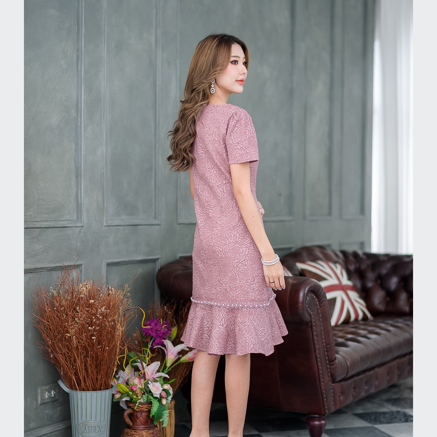 kudapy เดรสสั้นลูกไม้ทอลายนูนสีชมพูกลีบบัว ,สีเทาฟ้า ทรงขายดี ทรงใส่ง่าย ของทางร้านค่ะ มีดีเทลแต่งด้วยลูกไม้ลายกุหลาบลายสวยมากๆค่ะ