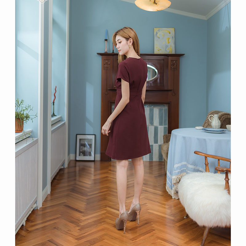 kudapy เดรสสั้นสีแดงเลือดหมู/สีชมพู คอวีงานไขว้หน้า ทรงแขนสั้น ตกแต่งกระดุมปั้มเรียงเม็ดช่วงไหล่ซ้าย เอวเย็บเข้าขอบแต่งกระดุมปั้มหนึ่งเม็ด ชายกระโปรงอัดพลีท