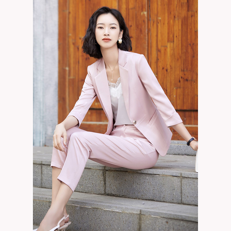 kudapy ชุดสูททำงานผู้หญิงสีชมพู/สีกรมเข้ม ปกป้านแขนห้าส่วนพร้อมกางเกง จุดเด่นของชุดนี้คือได้ลุคที่สดใส