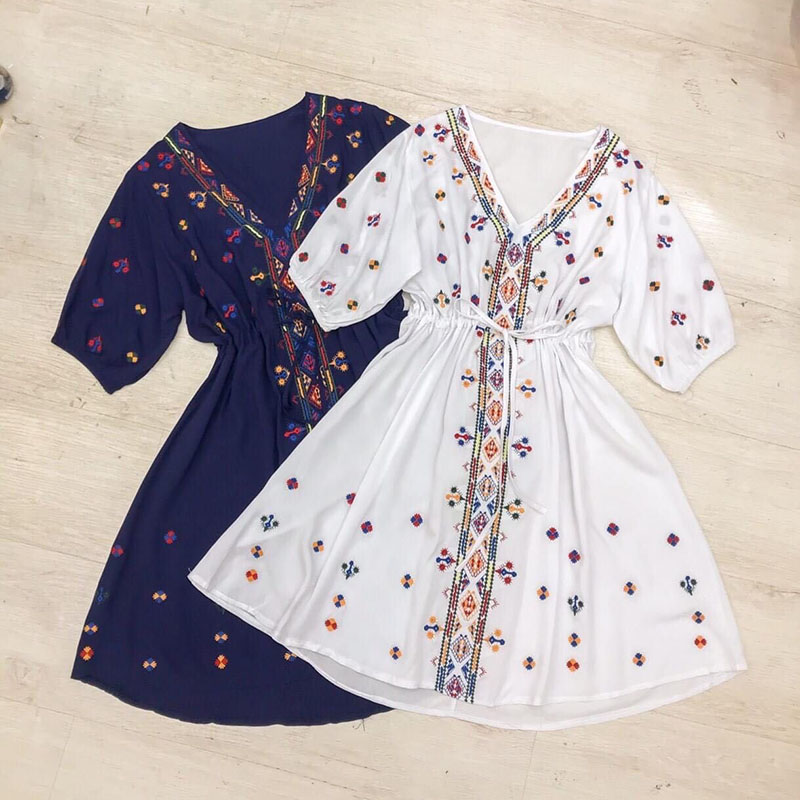 kudapy เดรสสั้นสีขาว/สีกรม โบโฮลายปักดอกไม้สีสดใส รูดเอวเข้ารูป ผ้าดีมากก ทิ้งตัว