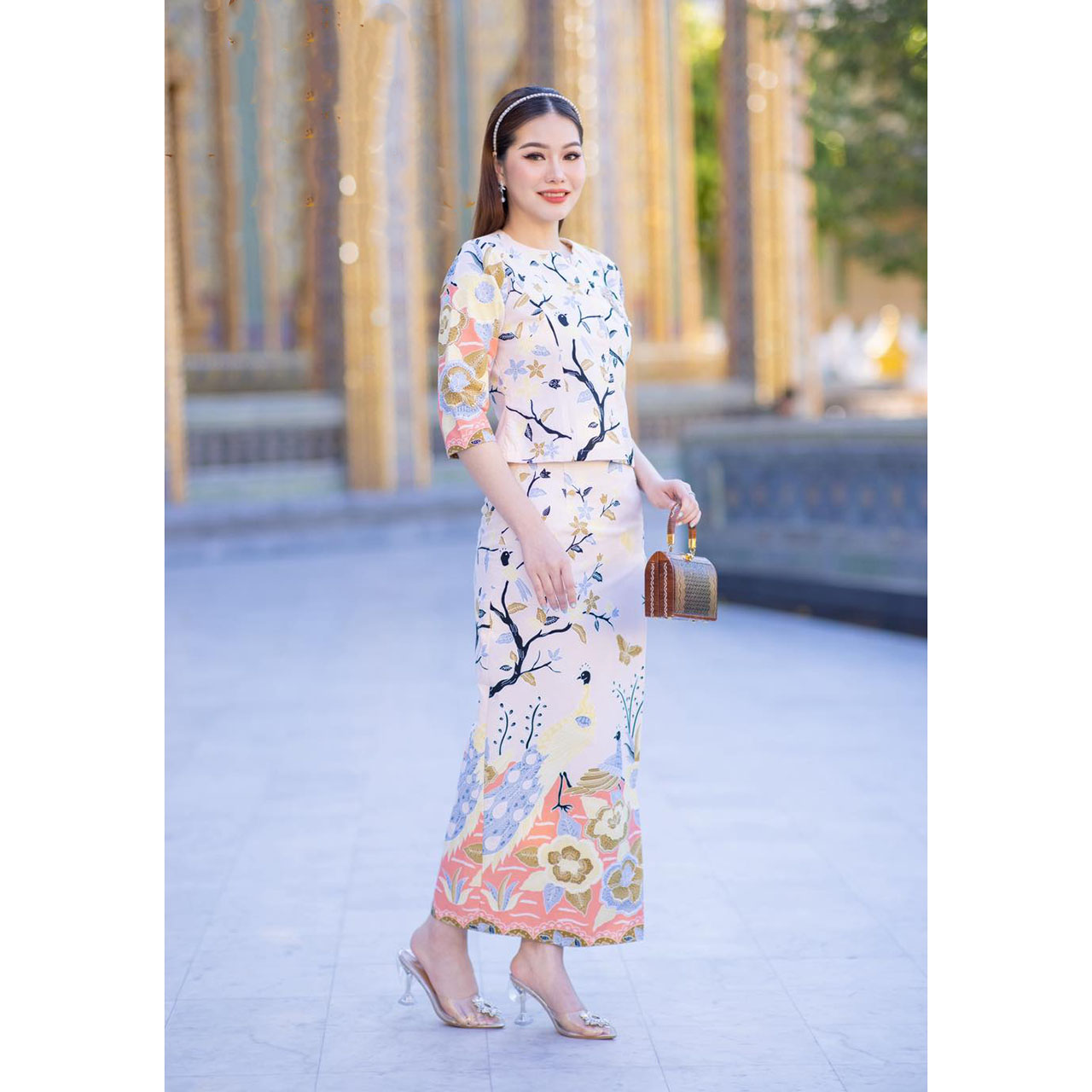 kudapy ชุดเซ็ทเสื้อ+ผ้าถุง พิมพ์ลายปาเต๊ะลายดอกไม้ เสื้อกระดุมหน้าทรงเรือนต้น แขนสามส่วน กระโปรงซิปหลังตะขอเกี่ยว จีบหน้า