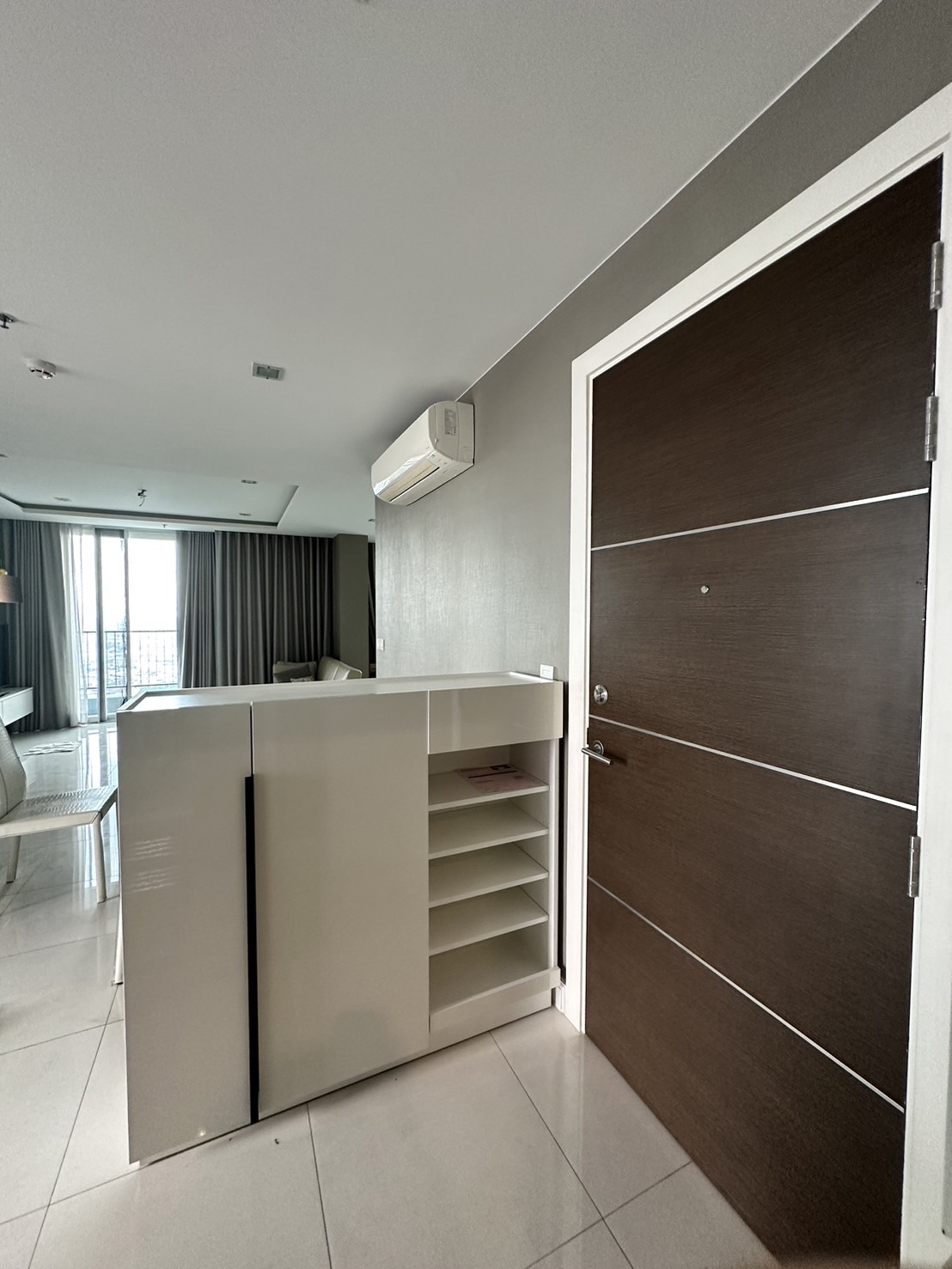 สนใจชมห้องติดต่อได้เลย Line ID: Smile-easy ปล่อยเช่าคอนโด เดอะ เมโทรโพลิส สำโรง อินเตอร์เชนจ์ (The Metropolis Samrong Interchange) - 3ห้องนอน 3ห้องน้ำ 1ห้องนั่งเล่น - ใกล้ BTS สำโรง - ขนาดห้อง 146 ตรม. ชั้น 30