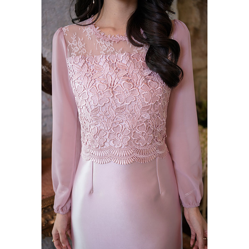 kudapy เดรสสั้นสีชมพูหม่น/สีเหลืองทอง/สีดำ ผ้าไหมรุ่นนี้สวยแนะนำค่ะ ด้านหน้าตัวเสื้อตกแต่งด้วยลูกไม้เงา ช่วงแขนเป็นแขนยาวชีฟองพริ้วๆ ใส่สวยไม่ร้อน