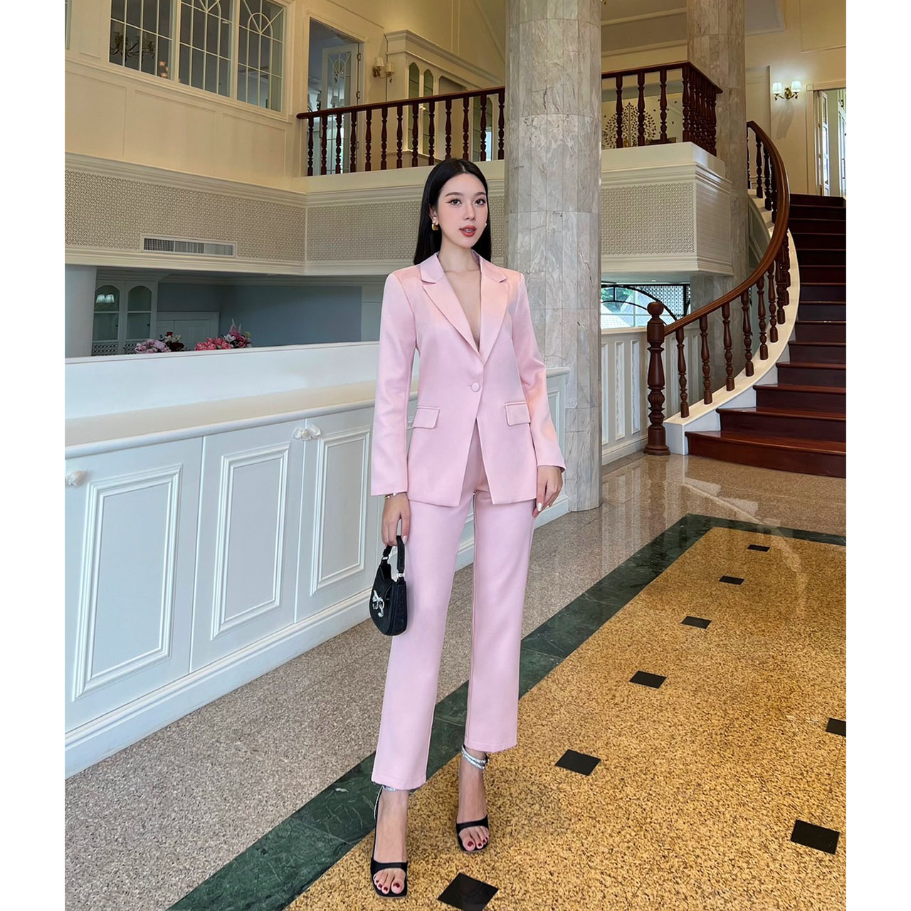 kudapy ชุดเซ็ท Blazer+กางเกง ผ้าดี เสื้อสูทมีซับในอย่างดี แต่งกระดุมผ้าเดียวกับสีชุด คู่กับกางเกงขายาวใส่สบาย