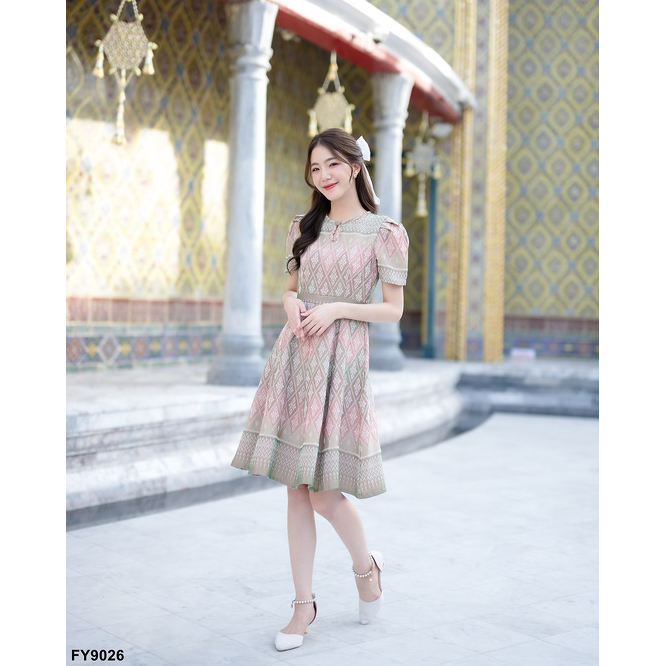 kudapy เดรสสีเขียว/สีชมพู เดรสทรงบานลายไทยแต่งคอหยดน้ำ