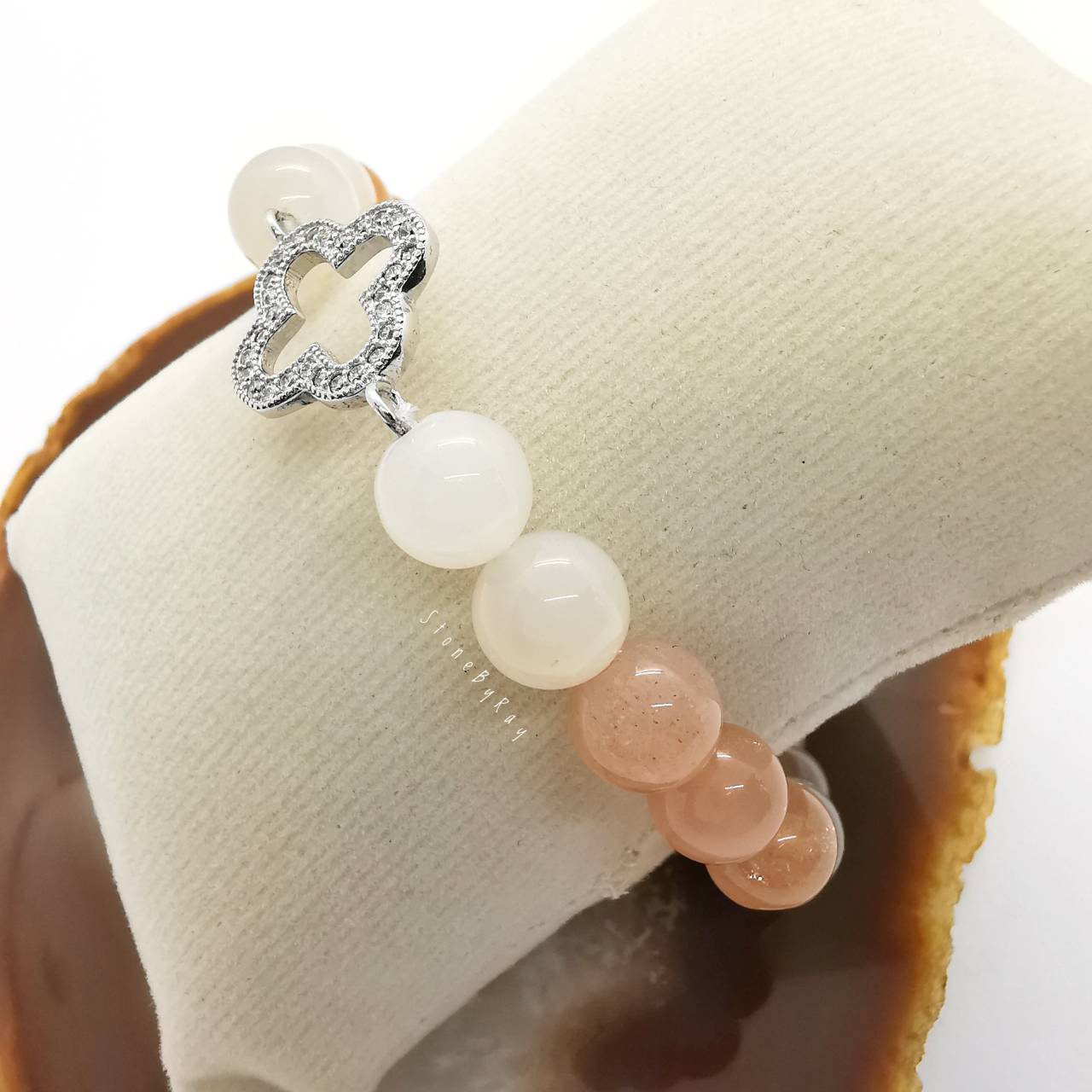 สร้อยข้อมือมัลติมูนสโตนร้อยกับจี้เงินใบโคลเวอร์