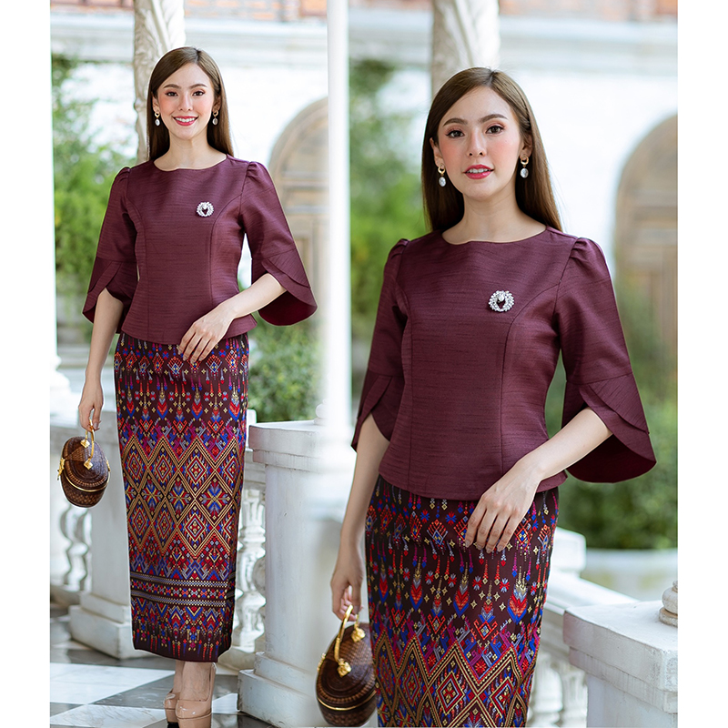 kudapy (เฉพาะเสื้อ) เสื้อสีแดงเลือดหมู/สีม่วง ผ้าไหมประยุกต์ อัดกาวทั้งตัว ทรงสวยแต่งปลายแขนสวยดูดี อยู่ทรง มีซิปหลังสวมใส่ง่าย งานสวยใส่ออกงานหรู