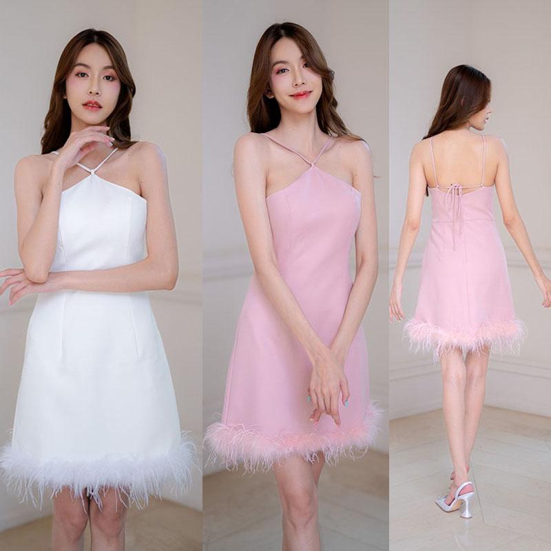 kudapy มินิชุดเดรสสั้นสีชมพู/สีขาว ออกงานเว้าไหล่ แต่งปลายขนนก ผูกเชือกข้างหลัง