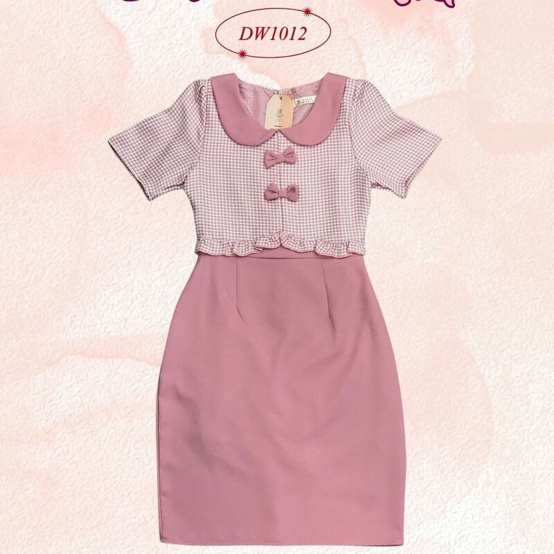 kudapy เดรสสั้นสีน้ำตาล/สีชมพู/สีดำ ลายสก๊อต กระโปรงผ้าเรียบ ทรงเข้ารูป ดีเทลติดโบว์ น่ารัก ปกคอบัวสุดคิวท์