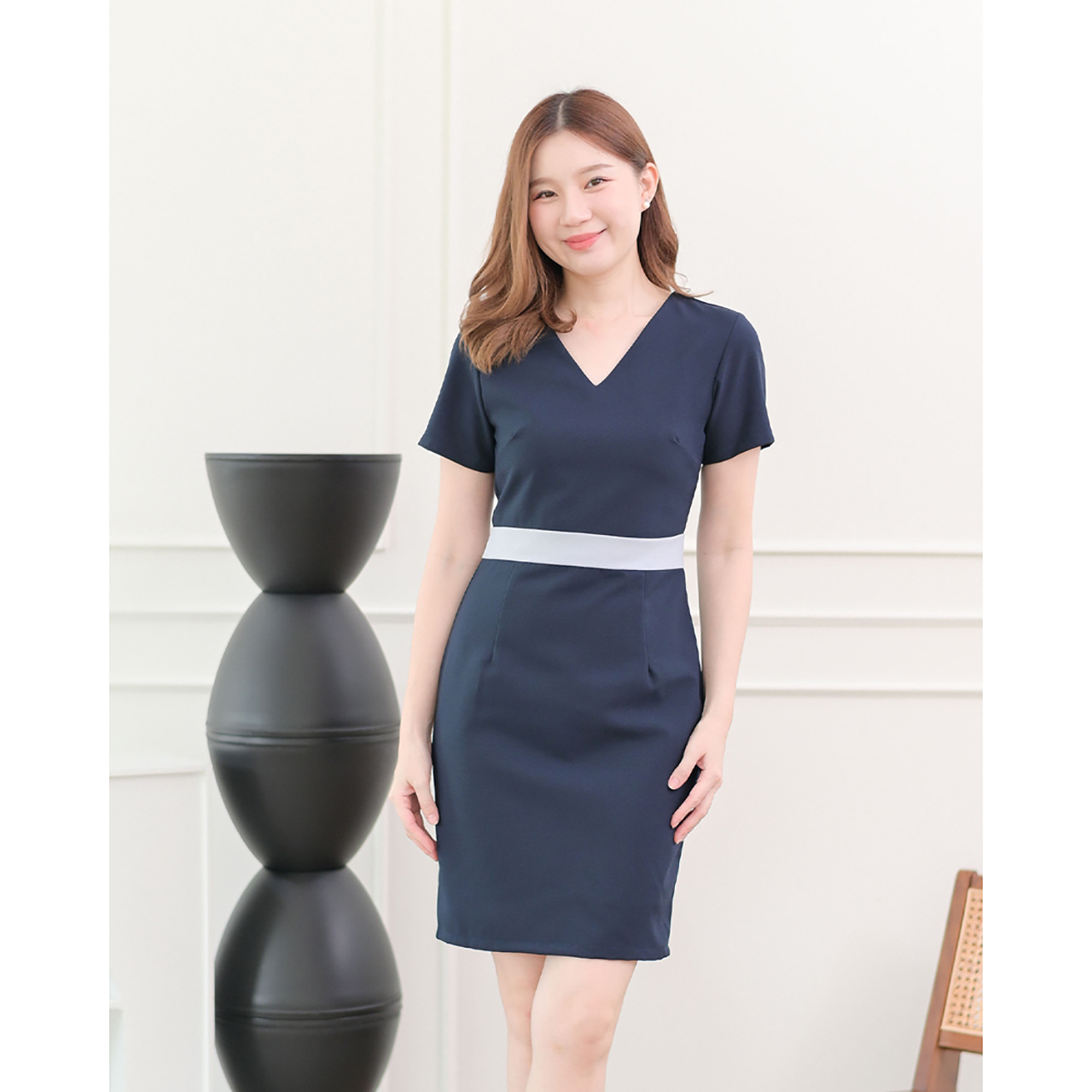 kudapy ฌดรสแขนสั้นคอวี ดีไซน์ทูโทนตัดต่อคาดเอว เข้ารูป ทรงสอบ เนื้อผ้าอยู่ทรง เก็บทรงหุ่นเป๊ะผอมเพรียว