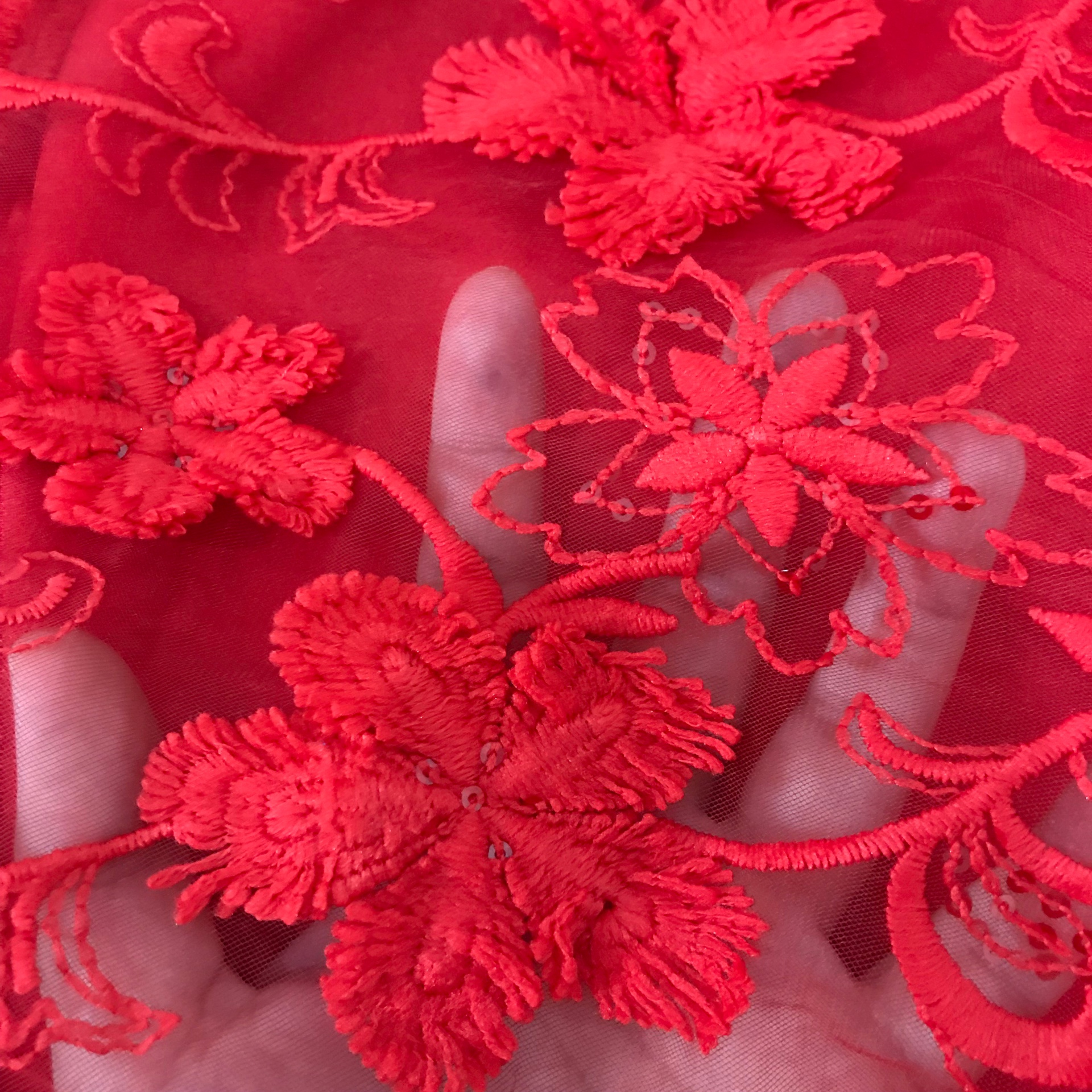 ชุดเดรสสั้นสีแดง ผ้าลูกไม้ปักสวยหรู