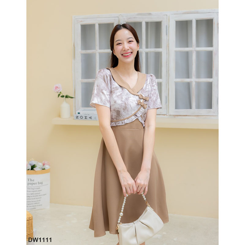 kudapy เดรสสั้นคอวีสีชมพู/สีเทา/สีน้ำตาล แขนสั้น เดรสทรงบานแต่งเสื้อลาย ติดโบว์ 2 ชิ้น S M L XL