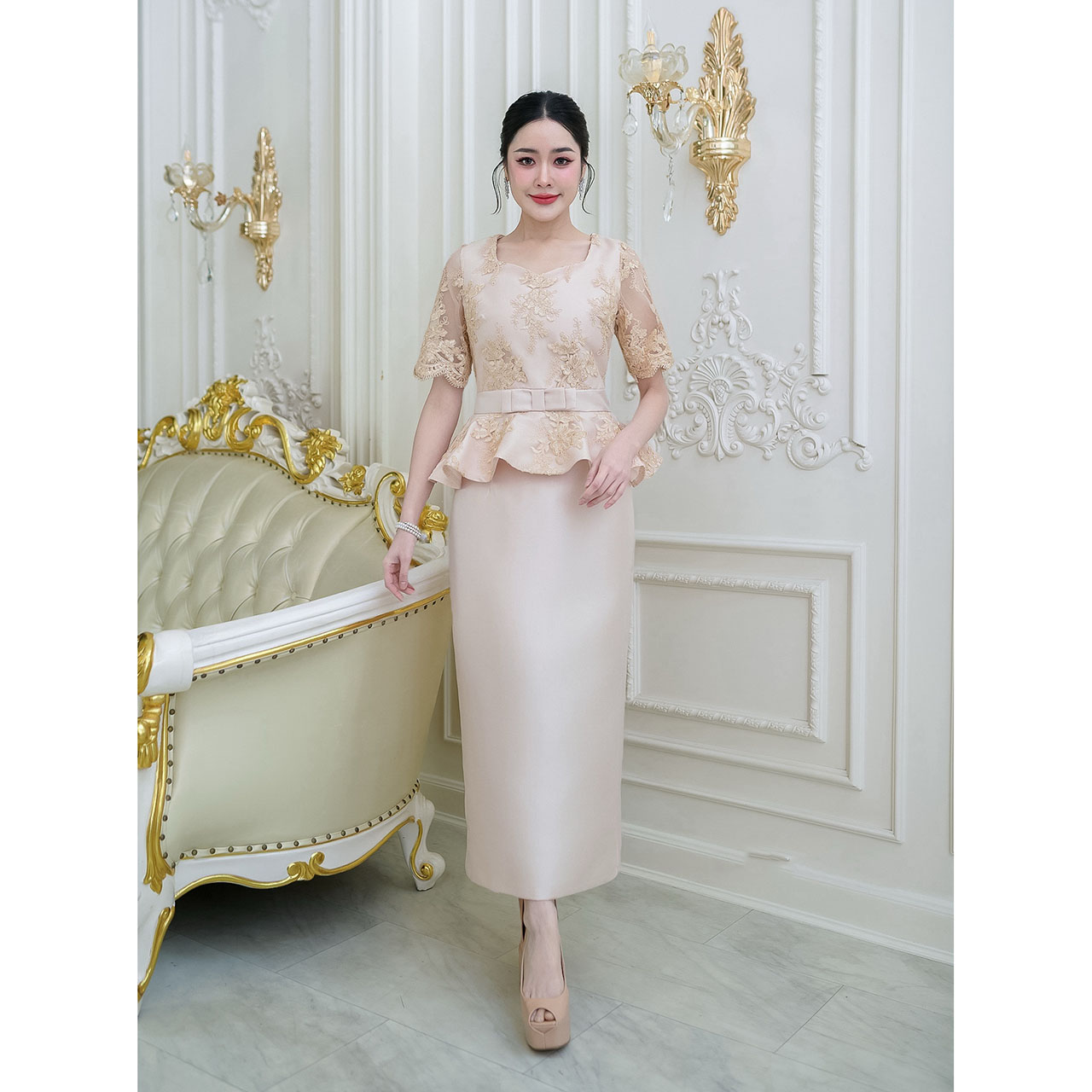 kudapy เดรสยาว ผ้าไหมทั้งชุด ด้านบนเป็นงานแต่งด้วยลูกไม้คอร์ด เดรสทรงสวยเป็นงานเอวระบายรอบตัวหน้าสั้นหลังยาว