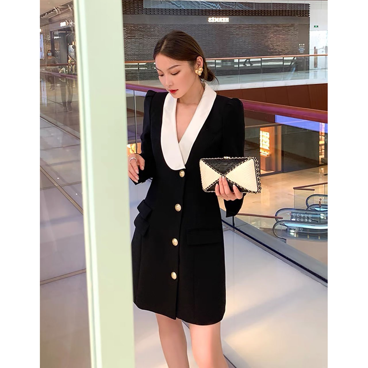 kudapy เดรสสูทแขนยาวทูโทนแต่งปกสีขาว สวยโดดเด่นด้วยลุคสาวออฟฟิศที่ใส่แล้วดูผอม ตัวเดรสเป็นทรงเข้ารูปมีซับในทั้งตัว