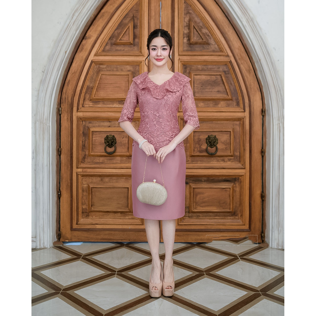 kudapy เดรสสั้นสีชมพูกะปิ/สีชมพูโอรส เนื้อผ้าดีสวยพรีเมี่ยมลูกไม้เนื้อนิ่ม แขนศอกสุภาพเรียบร้อย ช่วงคอเสื้อเก๋มากค่ะเป็นคอวีแต่งระบายรอบคอ