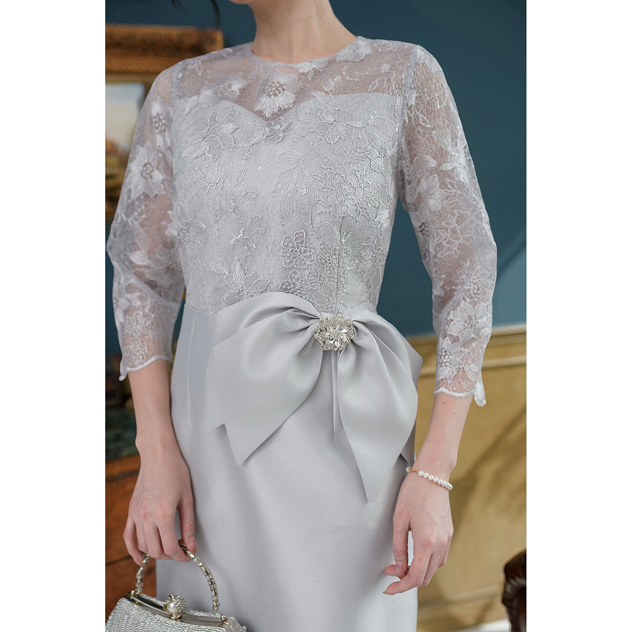 kudapy เดรสผ้าไหมลูกไม้ใยบวบ ตัวผ้าไหมช่วงกระโปรงอัดกาวผ้าให้อย่างดี ช่วงตัวเสื้อเป็นงานผ้าลูกไม้ใยบวบปักลายดอกไม้สวย