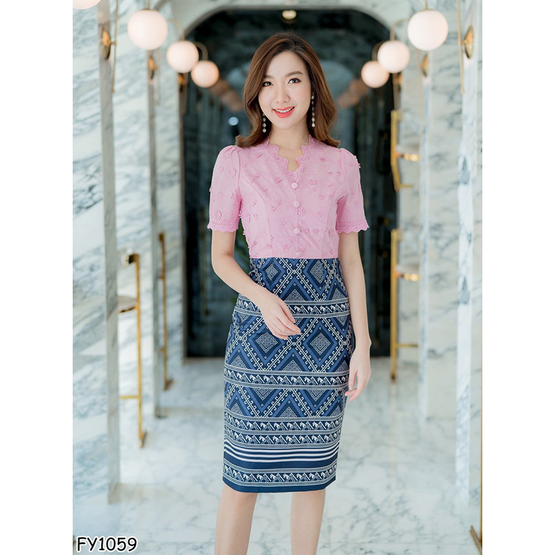 kudapy เดรสสั้นผ้าไทยสีขาว/สีชมพู เสื้อลูกไม้คอวีหยักแขนหยัก+กระโปงลายไทย ใส่สบายสวยดูดีน่ารักๆ