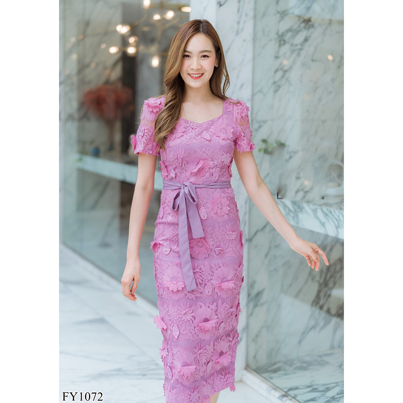 kudapy เดรสยาวสีชมพู/สีแดง คอลึก ลูกไม้ดอกลอย สวยดูดี แต่งเชื่อกผูกเอว