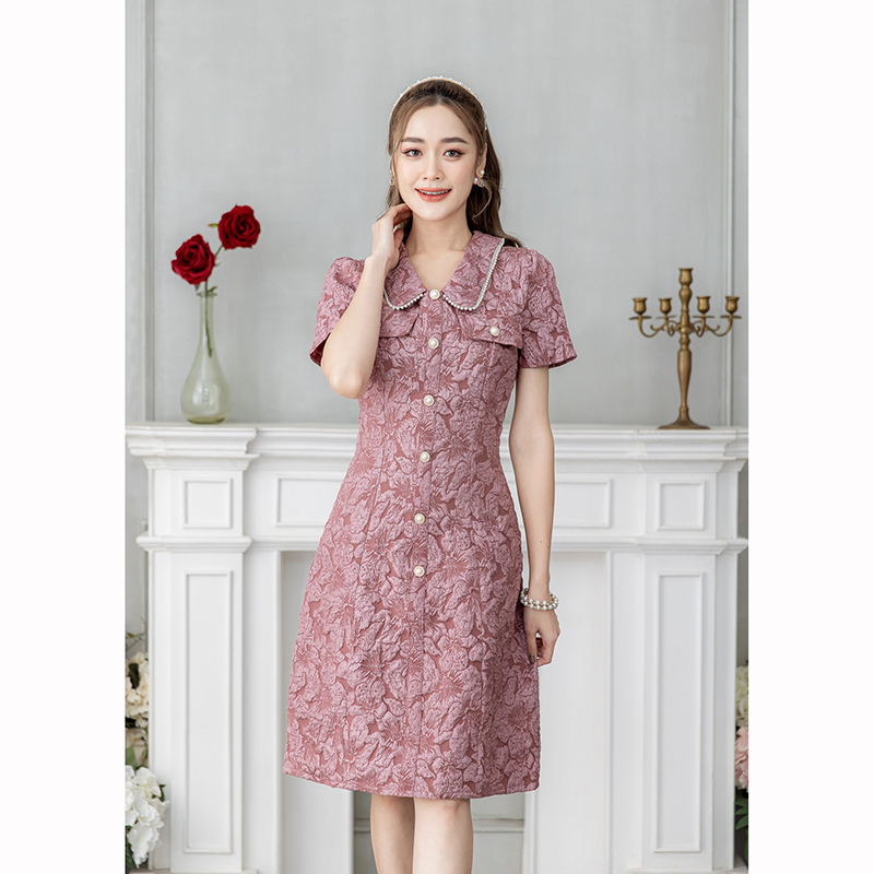 kudapy เดรสสั้นสีขาว/สีชมพูกลีบบัว คอปกมุก ผ้าแจ็คกาด เป็นทรงเข้ารูป มีดีเทลแต่งกระดุม และกระเป๋าช่วงอก เพิ่มความสวยเก๋