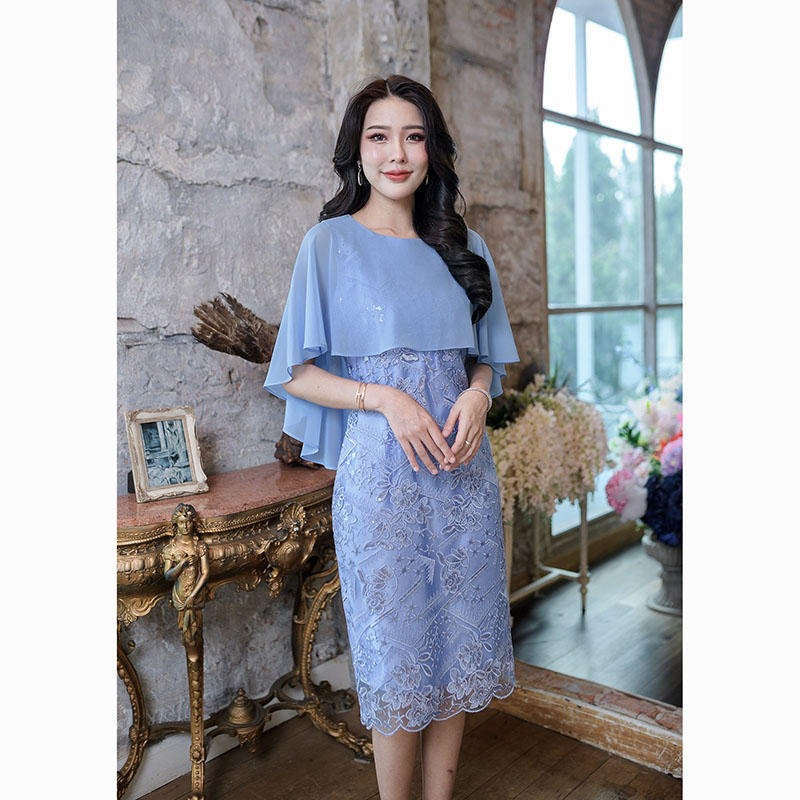 kudapy เดรสสั้นสีชมพู/สีฟ้า ผ้าลูกไม้ปักเลื่อมผ้าลายสวยลูกไม้ปักลายอย่างดี ดีไซน์ชุดเก๋มากๆ เป็นคลุมไหล่ด้านหลังยาวถึงเอว