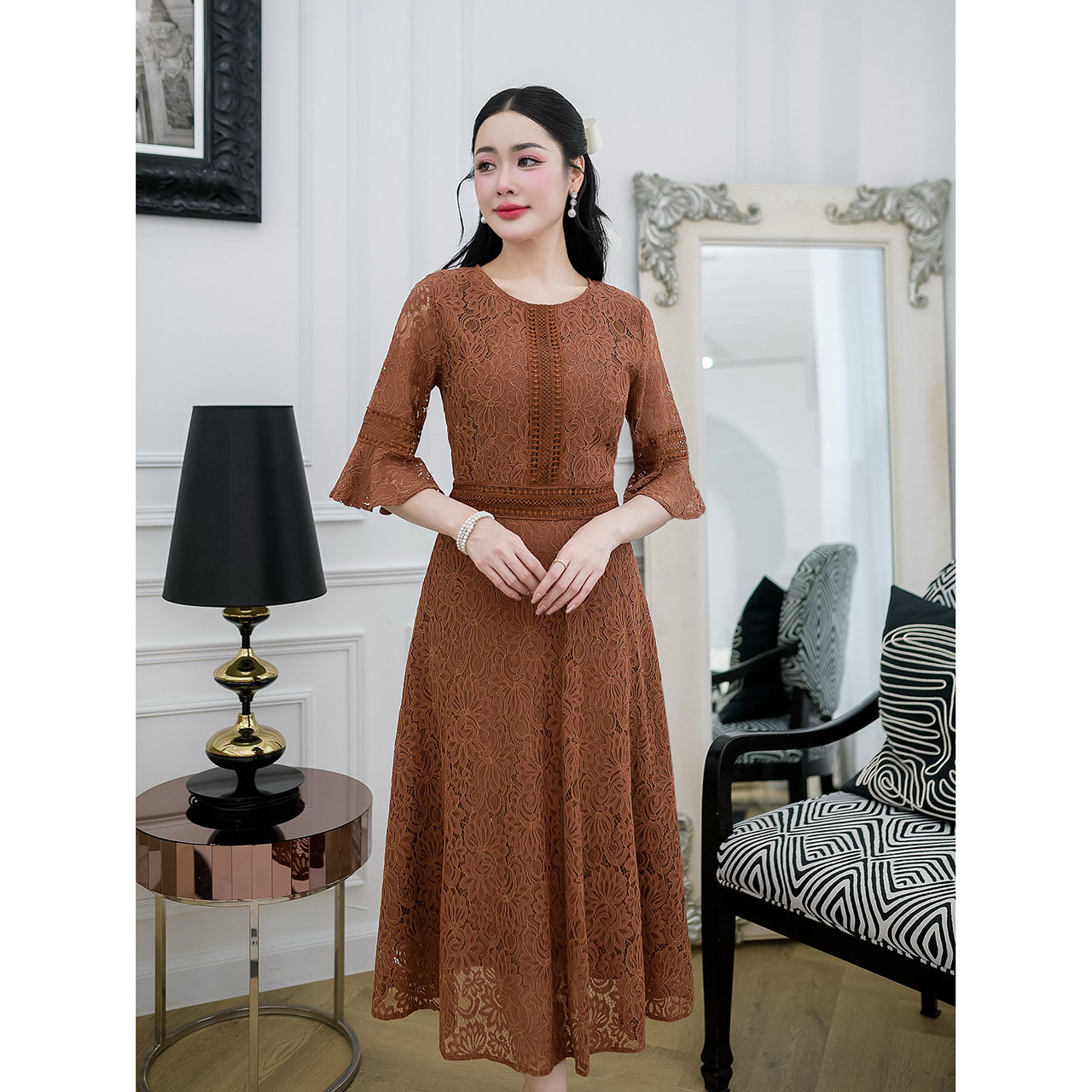 kudapy เดรสยาวสีกรม/สีน้ำตาล ผ้าลูกไม้ทั้งชุด แต่งคาดด้วยลูกไม้ช่วงเอว และแขนแต่งระบาย